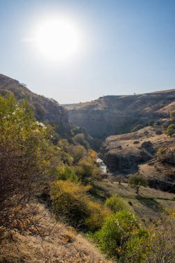 Sonbahar mevsiminde dağ nehrinin manzarası, seyahat konsepti 