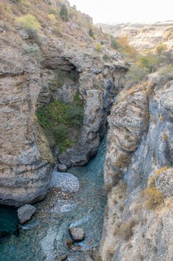 Sonbahar mevsiminde dağ nehrinin manzarası, seyahat konsepti 