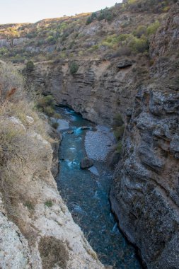 Sonbahar mevsiminde dağ nehrinin manzarası, seyahat konsepti 