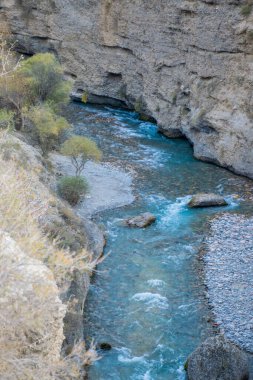 Sonbahar mevsiminde dağ nehrinin manzarası, seyahat konsepti 