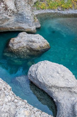 Sonbahar mevsiminde dağ nehrinin manzarası, seyahat konsepti 