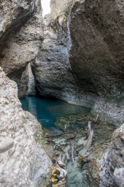 Sonbahar mevsiminde dağ nehrinin manzarası, seyahat konsepti 