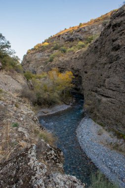 Sonbahar mevsiminde dağ nehrinin manzarası, seyahat konsepti 