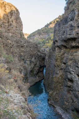 Sonbahar mevsiminde dağ nehrinin manzarası, seyahat konsepti 