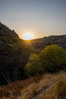 Sonbahar mevsiminde dağların üzerinden gün batımının manzarası
