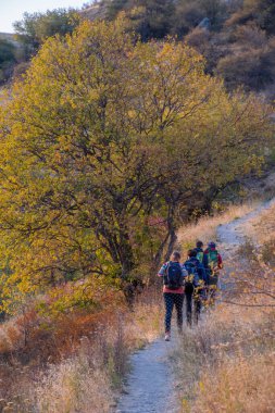 Aksu-Zhabagly, Kazakistan - Ekim 2020: Turistler Kazakistan 'ın güneyindeki Aksu-Zhabagly Nature Reserve' de Aksu Kanyonu 'nda yürüyüş yaptılar 