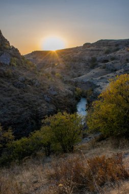 Sonbahar mevsiminde dağların üzerinden gün batımının manzarası