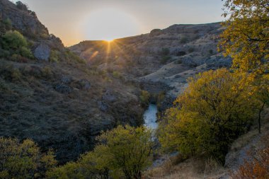 Sonbahar mevsiminde dağların üzerinden gün batımının manzarası