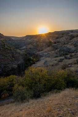 Sonbahar mevsiminde dağların üzerinden gün batımının manzarası