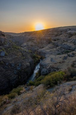 Sonbahar mevsiminde dağların üzerinden gün batımının manzarası