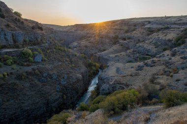 Sonbahar mevsiminde dağların üzerinden gün batımının manzarası