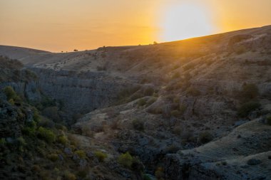 Sonbahar mevsiminde dağların üzerinden gün batımının manzarası