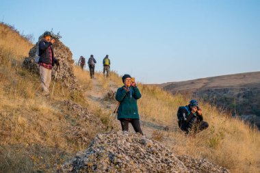Aksu-Zhabagly, Kazakistan - Ekim 2020: Turistler Kazakistan 'ın güneyindeki Aksu-Zhabagly Nature Reserve' de Aksu Kanyonu 'nda yürüyüş yaptılar 