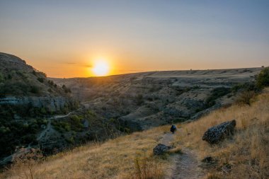 Sonbahar mevsiminde dağların üzerinden gün batımının manzarası