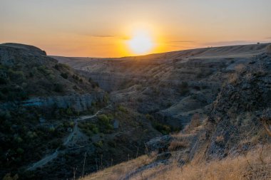 Sonbahar mevsiminde dağların üzerinden gün batımının manzarası