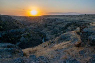Sonbahar mevsiminde dağların üzerinden gün batımının manzarası