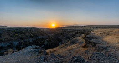 Sonbahar mevsiminde dağların üzerinden gün batımının manzarası