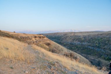 Sonbahar mevsiminde renkli ağaçlı dağların manzarası