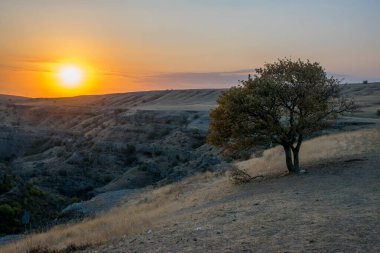 Sonbahar mevsiminde dağların üzerinden gün batımının manzarası