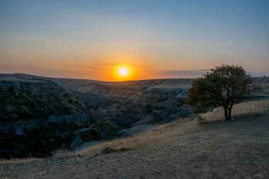 Sonbahar mevsiminde dağların üzerinden gün batımının manzarası