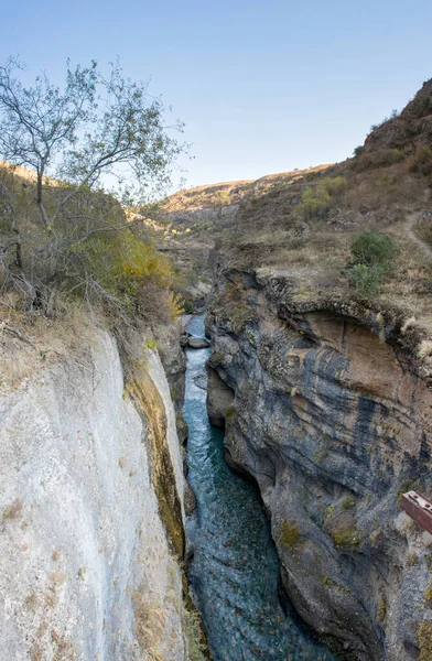 Sonbahar mevsiminde dağ nehri manzarası, seyahat kavramı 