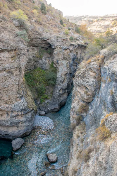 Sonbahar mevsiminde dağ nehrinin manzarası, seyahat konsepti 
