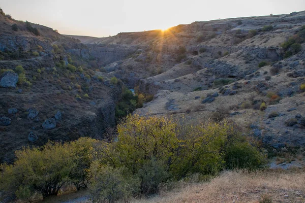 Sonbahar mevsiminde dağların üzerinden gün batımının manzarası