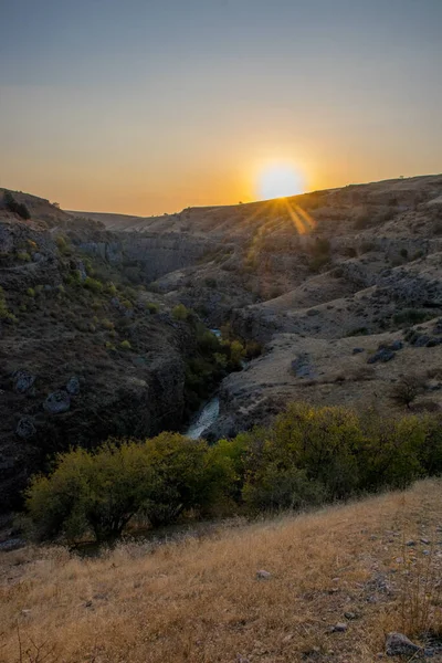 Sonbahar mevsiminde dağların üzerinden gün batımının manzarası