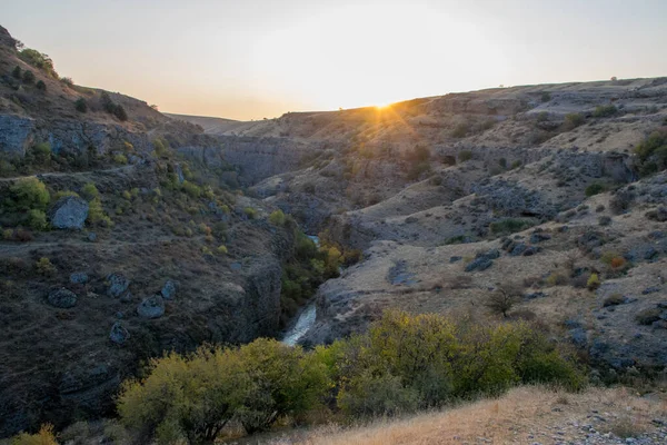 Sonbahar mevsiminde dağların üzerinden gün batımının manzarası
