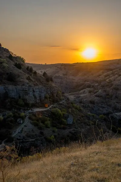 Sonbahar mevsiminde dağların üzerinden gün batımının manzarası