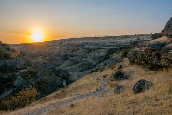 Sonbahar mevsiminde dağların üzerinden gün batımının manzarası
