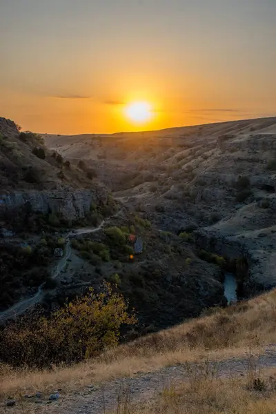 Sonbahar mevsiminde dağların üzerinden gün batımının manzarası