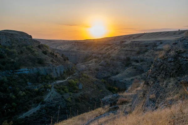 Sonbahar mevsiminde dağların üzerinden gün batımının manzarası