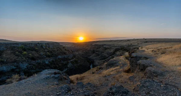 Sonbahar mevsiminde dağların üzerinden gün batımının manzarası