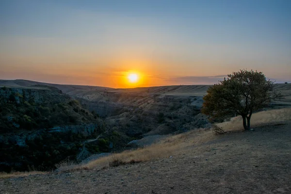 Sonbahar mevsiminde dağların üzerinden gün batımının manzarası