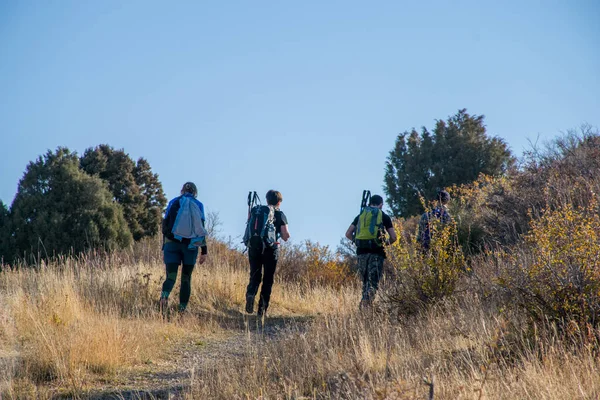 Aksu-Zhabagly, Kazakistan - Ekim 2020: Turistler Kazakistan 'ın güneyindeki Aksu-Zhabagly Nature Reserve' de Aksu Kanyonu 'nda yürüyüş yaptılar 