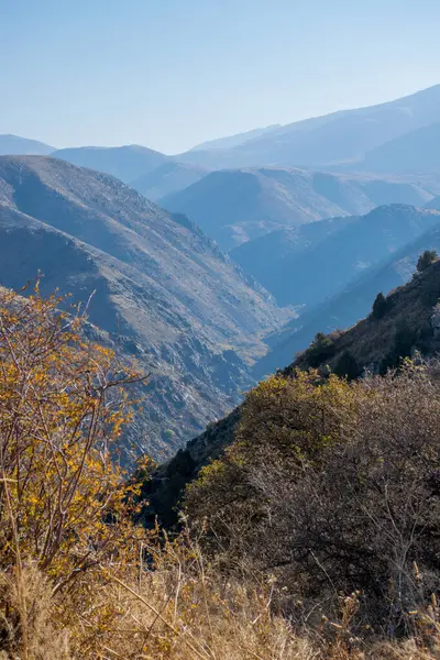 Sonbahar mevsiminde dağların manzarası