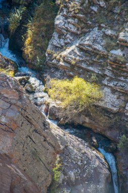 Kazakistan dağları ve şelalenin gündüz, sonbahar mevsimi, seyahat konsepti manzarası   