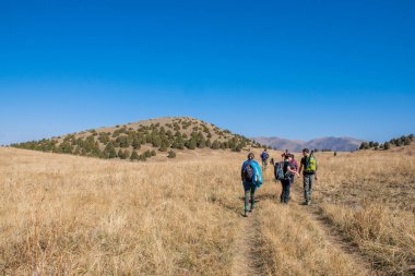 Aksu-Zhabagly, Kazakistan - Ekim 2020: Turistler Kazakistan 'ın güneyindeki Aksu-Zhabagly Nature Reserve' de Aksu Kanyonu 'nda yürüyüş yaptılar 