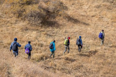 Aksu-Zhabagly, Kazakistan - Ekim 2020: Turistler Kazakistan 'ın güneyindeki Aksu-Zhabagly Nature Reserve' de Aksu Kanyonu 'nda yürüyüş yaptılar 