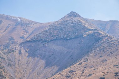 Kazakistan dağlarının gündüz, sonbahar mevsimi, seyahat konsepti manzarası   