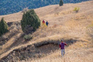 Aksu-Zhabagly, Kazakistan - Ekim 2020: Turistler Kazakistan 'ın güneyindeki Aksu-Zhabagly Nature Reserve' de Aksu Kanyonu 'nda yürüyüş yaptılar 