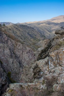 Kazakistan dağlarının gündüz, sonbahar mevsimi, seyahat konsepti manzarası   