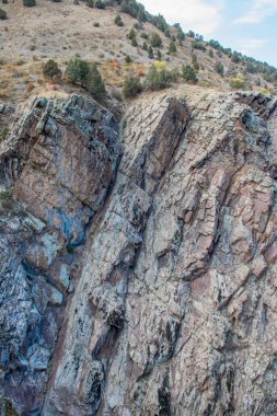 Kazakistan dağlarının gündüz, sonbahar mevsimi, seyahat konsepti manzarası   