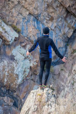 Aksu-Zhabagly, Kazakistan - Ekim 2020: Turistler Kazakistan 'ın güneyindeki Aksu-Zhabagly Nature Reserve' de Aksu Kanyonu 'nda yürüyüş yaptılar 