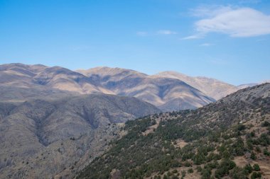 Kazakistan dağlarının gündüz, sonbahar mevsimi, seyahat konsepti manzarası   