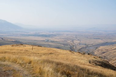 Kazakistan dağlarının gündüz, sonbahar mevsimi, seyahat konsepti manzarası   