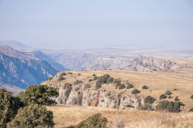 Kazakistan dağlarının gündüz, sonbahar mevsimi, seyahat konsepti manzarası   