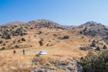 Aksu-Zhabagly, Kazakistan - Ekim 2020: Turistler Kazakistan 'ın güneyindeki Aksu-Zhabagly Nature Reserve' de Aksu Kanyonu 'nda yürüyüş yaptılar 