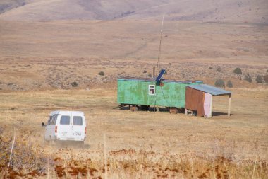 Aksu-Zhabagly, Kazakistan - Ekim 2020: Turistler Kazakistan 'ın güneyindeki Aksu-Zhabagly Nature Reserve' de Aksu Kanyonu 'nda yürüyüş yaptılar 